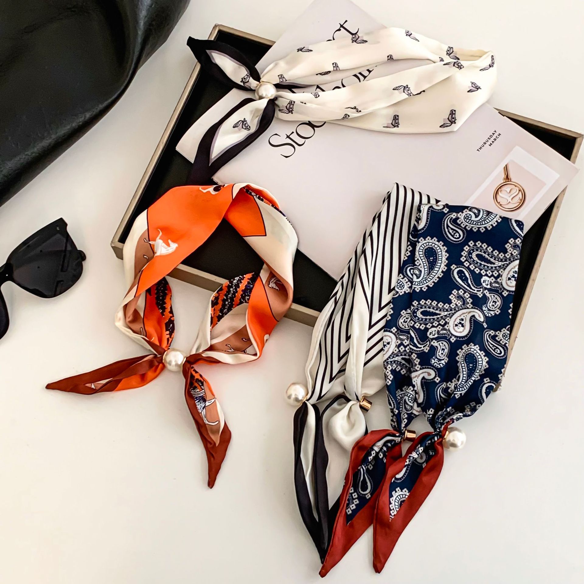 Cashew Flower Silk Scarf Effor - مراجعة Pearl Trim Chain وسعره